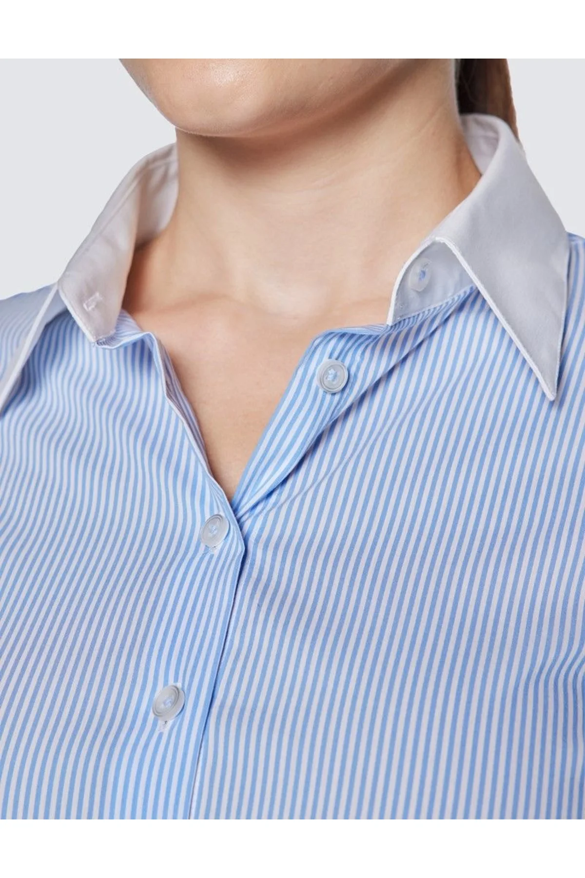 Mavi çizgili By Shirts Collection kadın gömleğinde yaka ve düğme detayı
